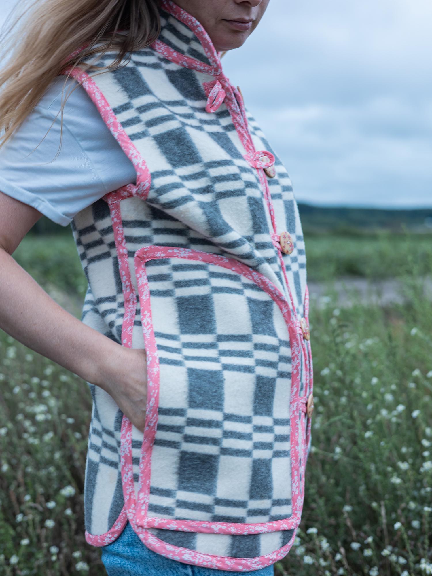 Upcycled Wool Blanket Vest S, Soft Handmade Reworked Sleeveless Gilet with Pink Trim, Vintage Look, Cozy and Warm Size Small