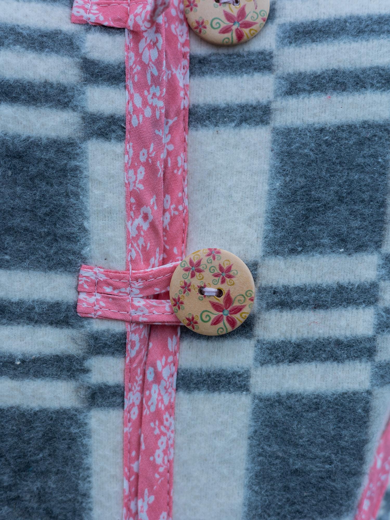 Upcycled Wool Blanket Vest S, Soft Handmade Reworked Sleeveless Gilet with Pink Trim, Vintage Look, Cozy and Warm Size Small