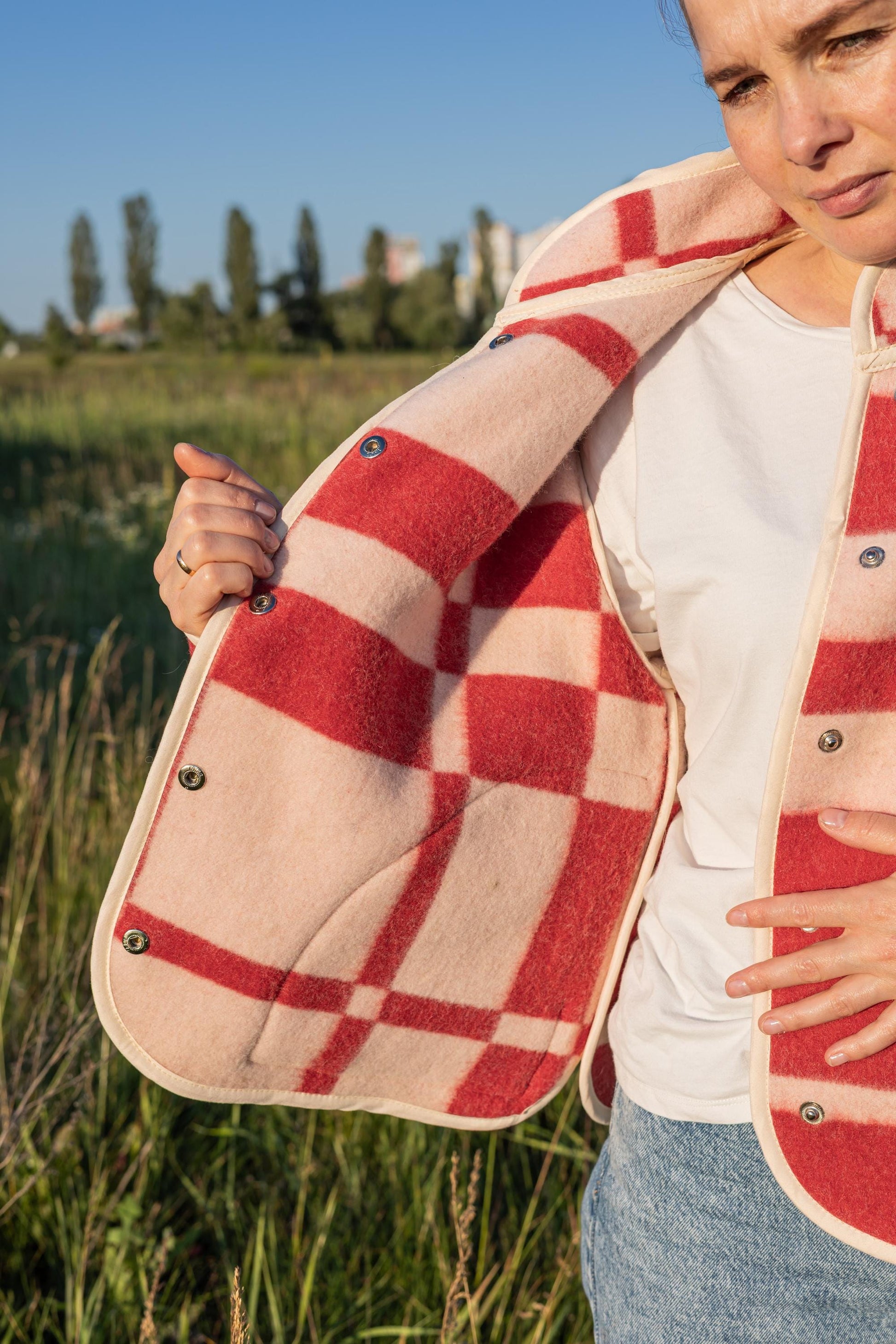 Upcycled Wool Blanket Jacket Red Checkered – Handmade Warm Coat M (44–46) Oversize, Vintage Wool Outerwear Women