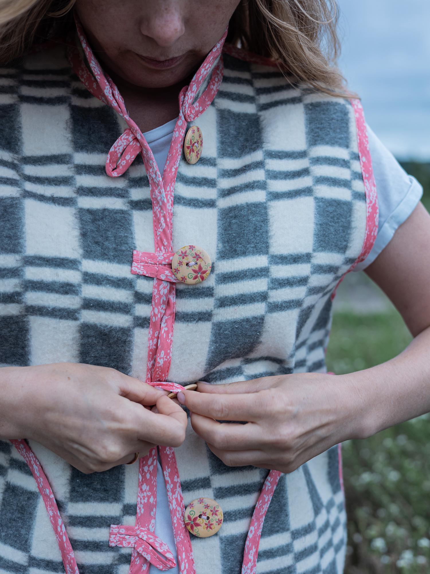 Upcycled Wool Blanket Vest S, Soft Handmade Reworked Sleeveless Gilet with Pink Trim, Vintage Look, Cozy and Warm Size Small