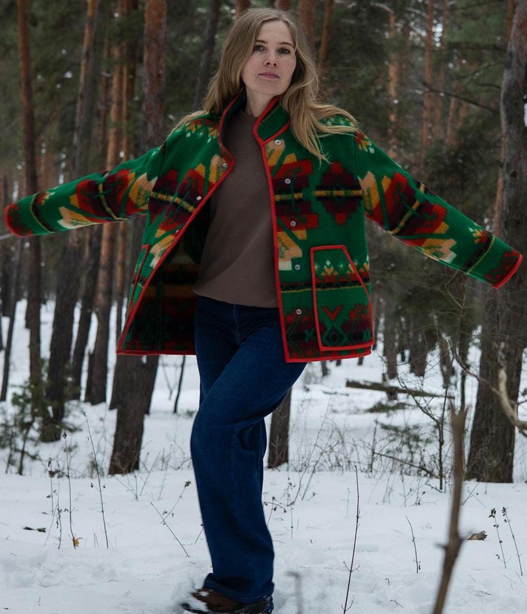 Vintage-Style Wool Blanket Jacket – Vibrant Emerald Green Geometric Pattern, Size M
