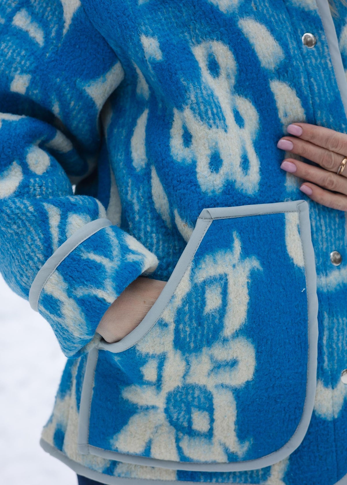 Vintage Wool Blanket Coat – Blue and White Floral Oversize Jacket – Women's Size M