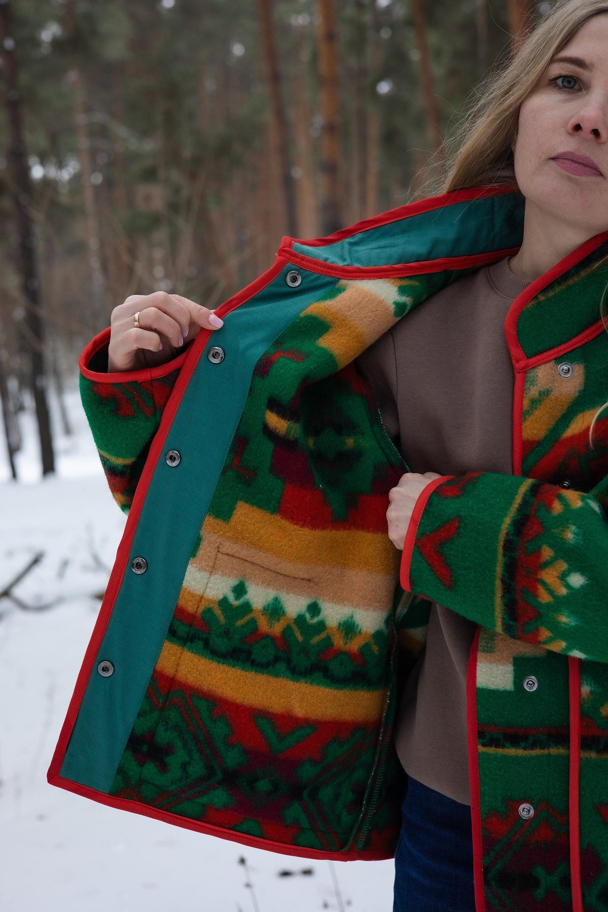 Vintage-Style Wool Blanket Jacket – Vibrant Emerald Green Geometric Pattern, Size M