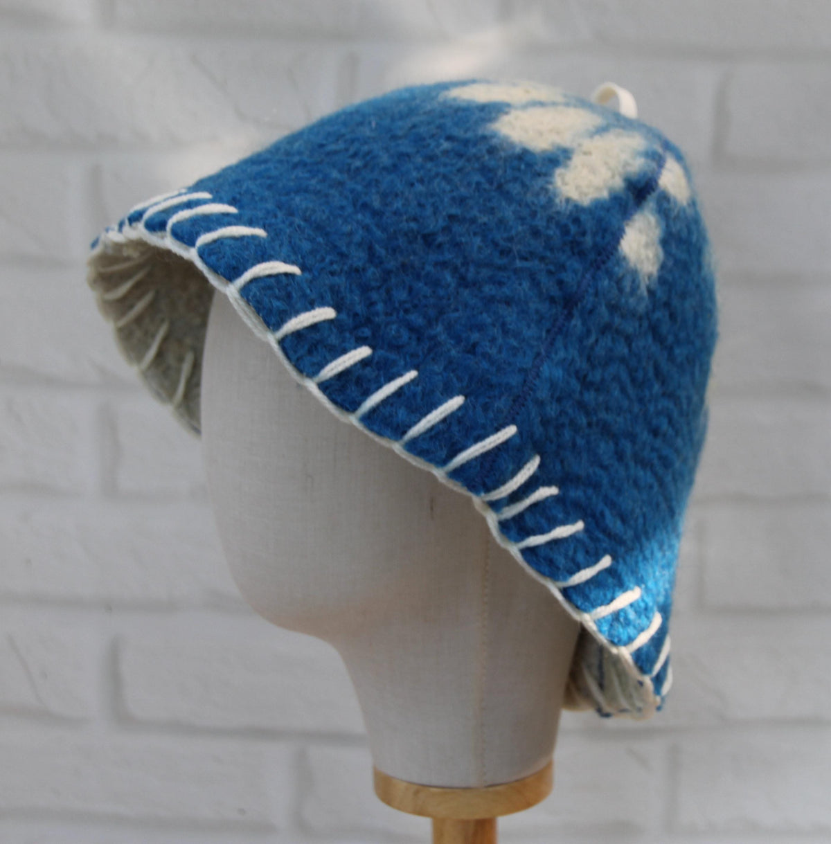 Felted Wool Sauna Hat with Hand Stitching and Flower Motif - Protect Your Hair and Enhance Your Spa Experience - Large (35x22 cm)