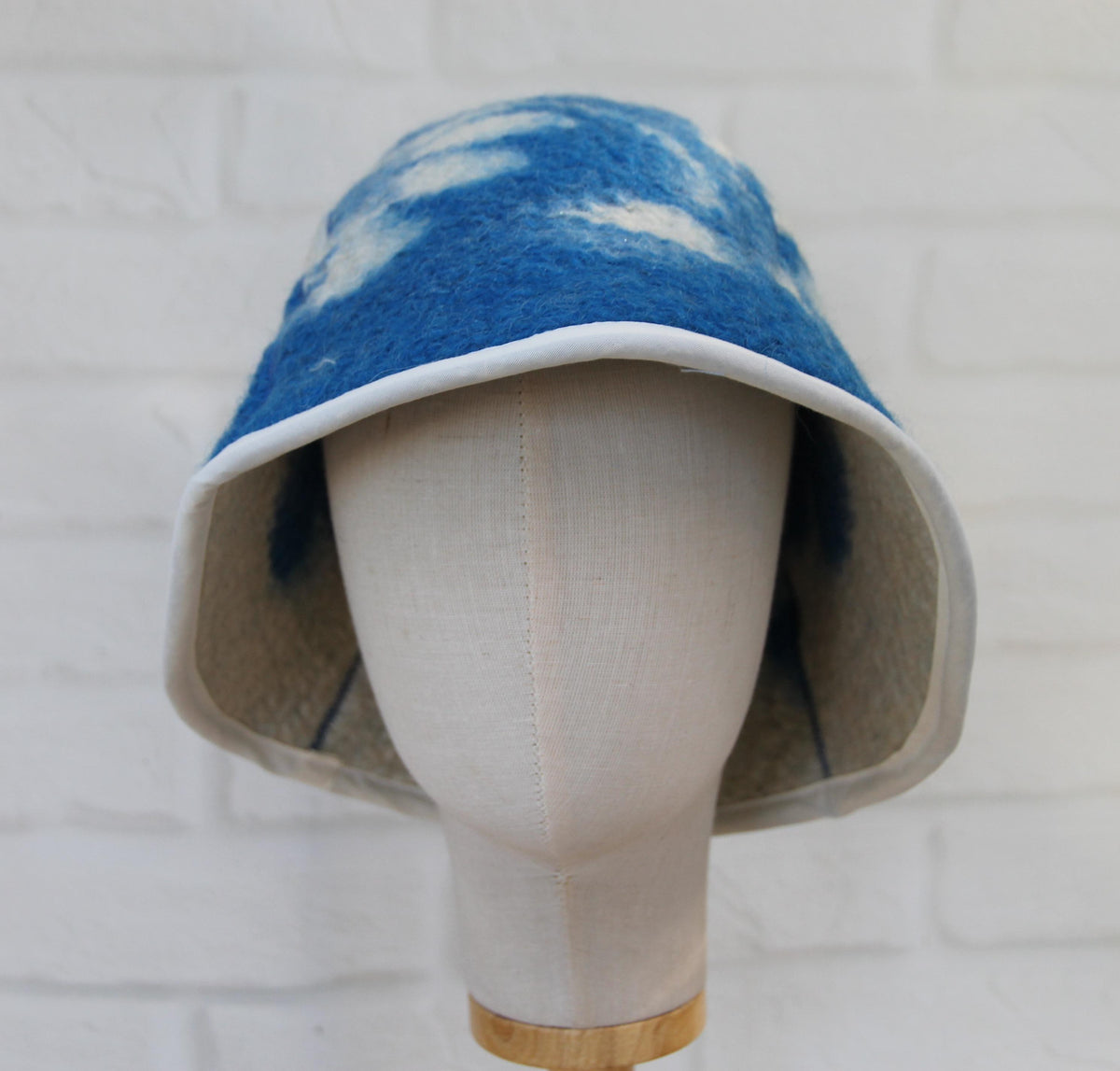 Handmade 100% Natural Wool Sauna Hat - Blue White Floral Felted Spa Cap for Heat Protection, Hair Care Wellness - Large Size 35x22 cm