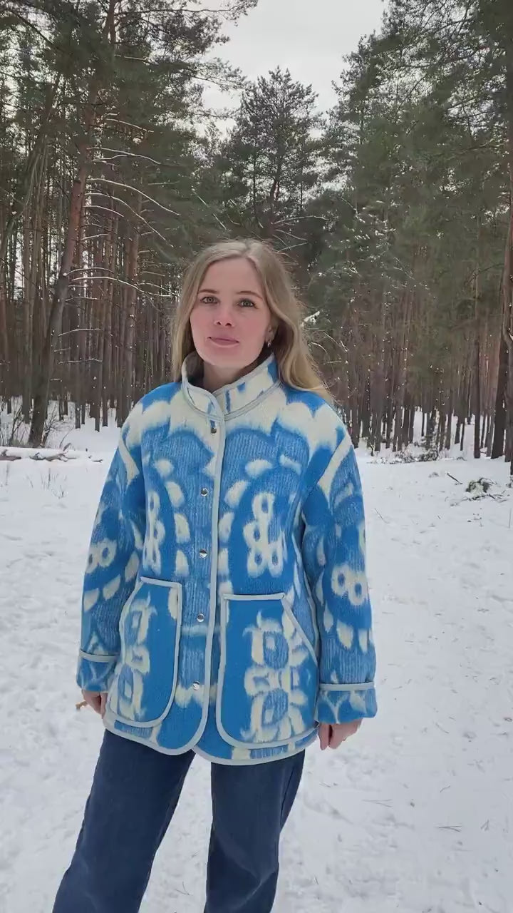 Vintage Wool Blanket Coat – Blue and White Floral Oversize Jacket – Women's Size M